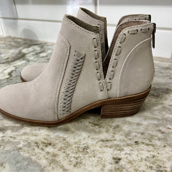 Vince Camuto Presita Light Gray Suede V Cut Out Western Ankle Booties Size 5.5 - Picture 3 of 12